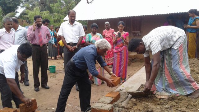 අඩු ආදායම් ලාභී පවුලක් සදහා නව නිවසක් ලබා දීම